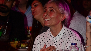 ANNESİ ÖZBEY'İ EN ÖN SIRADAN İZLEDİ