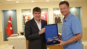 Başkan Türel, Kanadalı fotoğrafçıya poz verdi