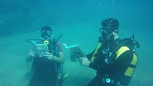 Denizde 10 metre derinlikte kitap okudular