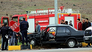Hatay'da İki Otomobil Çarpıştı: 2 Yaralı