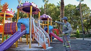 Kumluca'daki çocuk parkları temizlendi