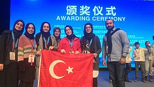 Liseli kızlar Çin’den ödülle döndü