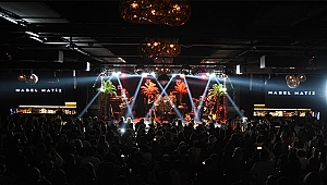 MABEL'İN ATATÜRK HASRETİ YÜZLERCE KİŞİYİ DUYGULANDIRDI