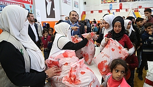 Pakistan'dan Suriyeli çocuklara giyim yardımı