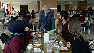 Rektör Can, Öğrencilerle Yemekte Bir Araya Geldi