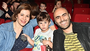 ÜNLÜ ÇOCUKLAR VE AİLELERİ, “KRAL ŞAKİR” TİYATRO OYUNU PRÖMİYERİNDE BULUŞTU…