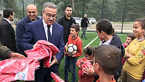 Vali Su, Toroslar'da tamamlanan halı sahaları inceledi