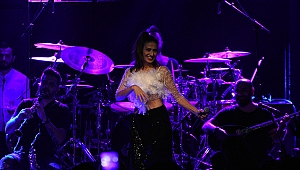 YILDIZ TİLBE'DEN ''TÜY'' DÖKTÜREN PERFORMANS