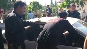 Adana'da otomobilde mahsur kalan bebek kurtarıldı