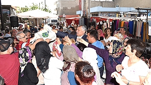 Adana'da pazarda bez torba dağıtıldı