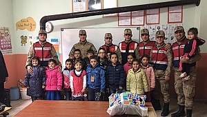 Askerlerden minik öğrencilere kıyafet yardımı