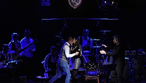 CENGİZ KURTOĞLU SAHNE İÇİNDE ÖPÜCÜĞE TEPKİSİ