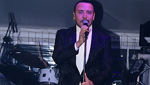 Cenk Eren Sahnede Sergilediği Performansıyla Herksi Kendine Hayran Bıraktı