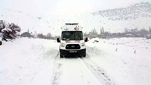 Hastaya ulaşmak için karda 2 kilometre yürüdüler