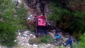 Kamyonet uçuruma yuvarlandı: 1 ölü, 1 yaralı