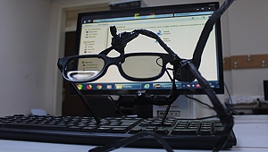 Lise öğrencileri, gözlüğe monte edilen 