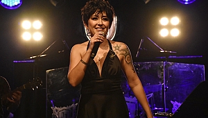 MELEK MOSSO HEM SÖYLEDİ HEM ÇALDI