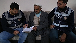 Parasını bulan polislere sarılıp ağladı