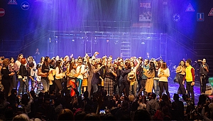 SERTAB ERENER ŞARKILARINI SAHNEDE SEVDİKLERİYLE BİRLİKTE SÖYLEDİ