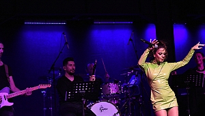 SİMGE SAĞIN FISTIK YEŞİLİ ELBİSESİYLE HERKESİ KENDİNE HAYRAN BIRAKTI