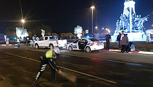Trafik polisi kaza sonrası yolu kendisi temizledi