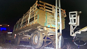 Traktörle elektirik direğine çarpan sürücü akıma kapılarak öldü