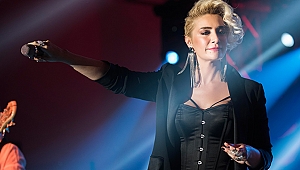 YILIN KADIN SANATÇISI SILA BÜYÜLEDİ