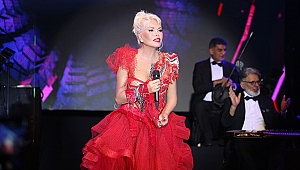 Ajda Pekkan’dan Yine Mükemmel Sahne Performansı