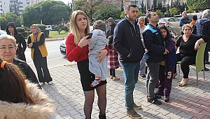 ALEVLERİN İÇİNDEN ÇIKARILAN ÇOCUĞUNA GÖZYAŞLARIYLA SARILDI