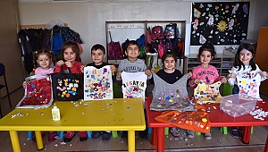 ANAOKULU MİNİKLERİ BEZ TORBA YAPIYOR