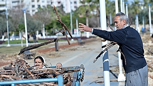 FIRTINADAN KALAN ODUNLARI VATANDAŞ TOPLUYOR
