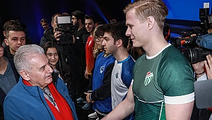 MECLİS BAŞKANI BİNALİ YILDIRIM MAÇIN STARDINI VERDİ