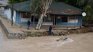 MERSİNDE ŞİDDETLİ YAĞIŞ HASARA YOL AÇTI