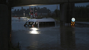 SERVİSTE MAHSUR KALDILAR