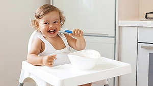 Yemek Yerken Yetkilerin Hepsi Bebeğin Elinde