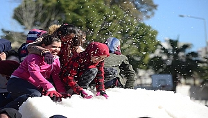Antalya'da 18 derecede kar topu oynadılar