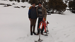 Hurdalıktan aldığı malzemelerle kar bisikleti yaptı!