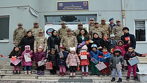 Minik öğrenciler hazırladıkları yemekleri askerlere ikram etti