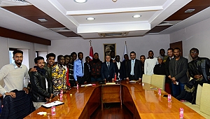 REKTÖR CAN AFRİKALI ÖĞRENCİLERİ DİNLEDİ