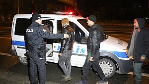 ŞÜPHELİ ARAÇTAN GÖÇMEN ÇIKTI