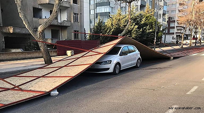 İnşaatın bariyeri aracın üzerine uçtu!