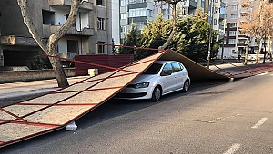 İnşaatın bariyeri aracın üzerine uçtu!