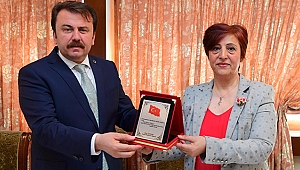 Kadınlardan Erkoç’a plaket