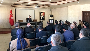 Kaymakam muhtarlarla birlikte