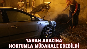 Yanan aracını hortumla söndürdü