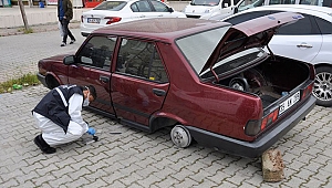 Adana'da park halindeki otomobilin lastikleri çalındı