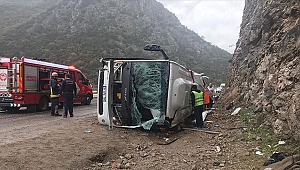 Antalya'da yolcu midibüsü devrildi: 3 ölü, 17 yaralı
