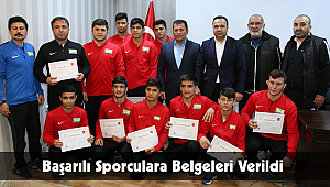 Başarılı Sporculara Belgeleri Verildi