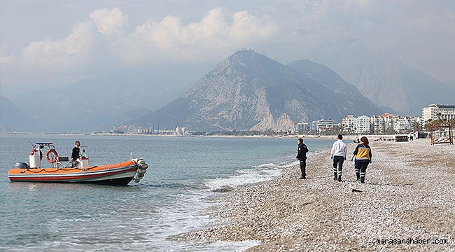 Denize kıyafetleriyle girince polis harekete geçti