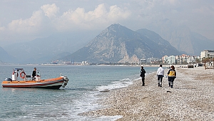 Denize kıyafetleriyle girince polis harekete geçti